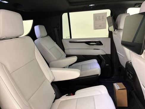 Certified 2025 Chevrolet Suburban Premier AWD/4WD image 16