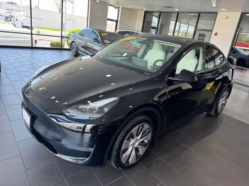 Used 2024 Tesla Model Y Long Range AWD/4WD image 2