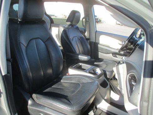 Used 2021 Chrysler Pacifica Touring-L image 19