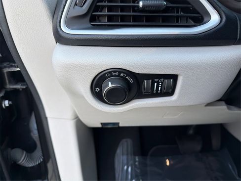 Used 2021 Chrysler Voyager Lxi image 18