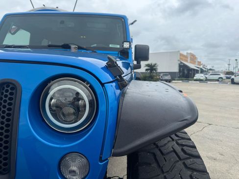 Used 2015 Jeep Wrangler Unlimited Sahara w/ Connectivity Group AWD/4WD image 17