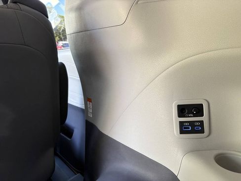 Used 2021 Toyota Sienna Limited FWD image 34