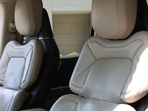 Used 2023 Lincoln Navigator Reserve AWD/4WD image 6