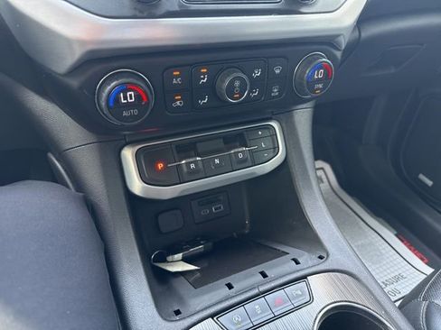 Used 2022 GMC Acadia SLT w/ Elevation Edition image 28