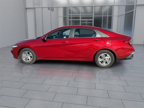 Used 2025 Hyundai Elantra SE image 5
