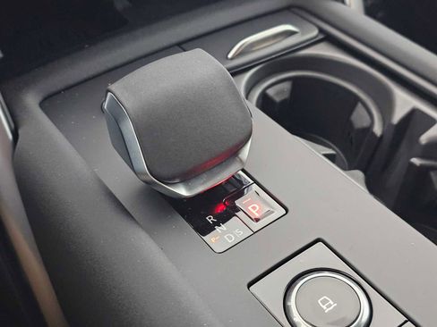 New 2025 Land Rover Discovery Dynamic SE image 30