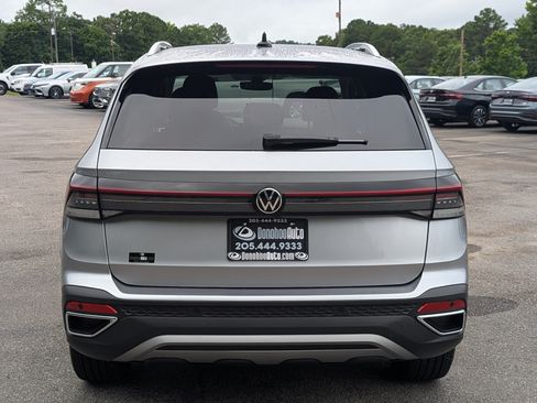 Used 2025 Volkswagen Taos SE FWD image 8