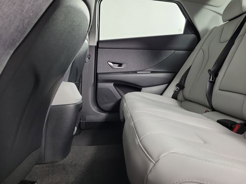 New 2025 Hyundai Elantra Limited image 32