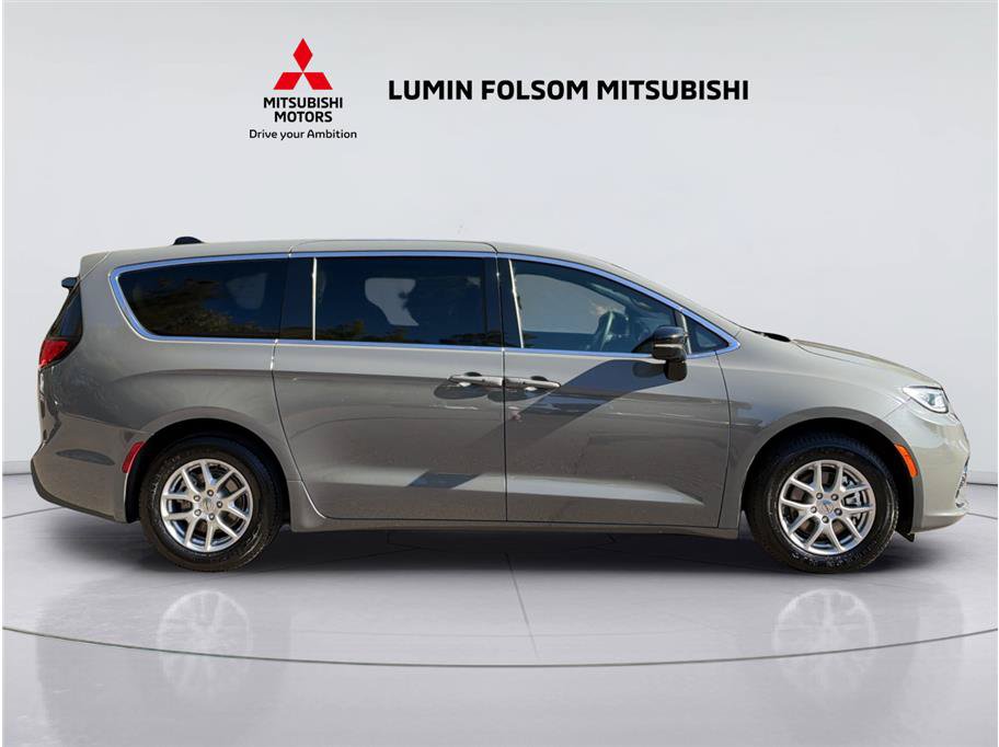 Used 2025 Chrysler Pacifica Select FWD image 6