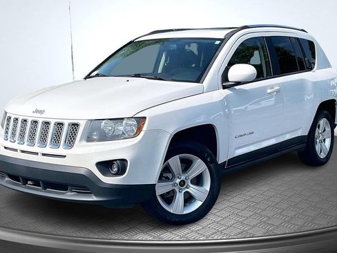 Used 2014 Jeep Compass Latitude w/ Sun/Sound Group FWD image 3