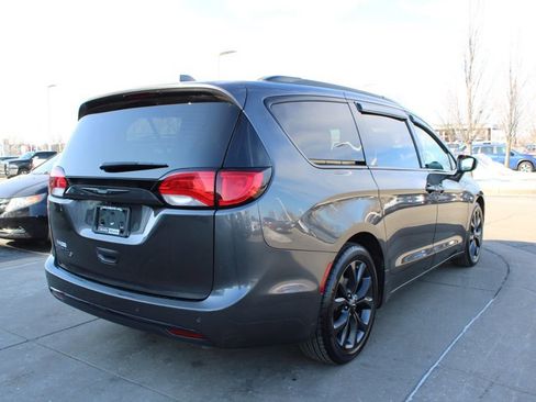 Used 2018 Chrysler Pacifica Touring-L w/ Premium Audio Group image 7