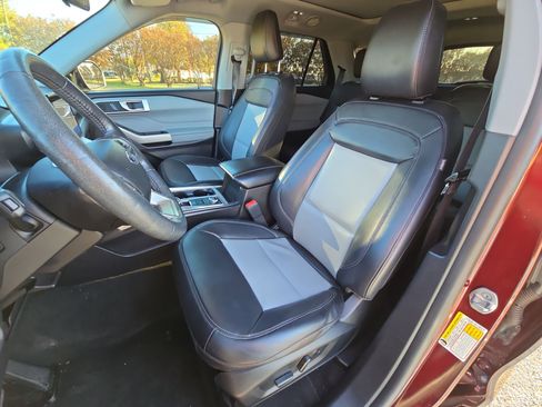 Certified 2022 Ford Explorer XLT w/ Equipment Group 202A image 11