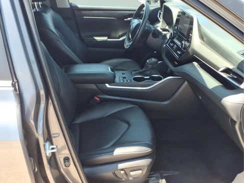 Used 2024 Toyota Highlander XLE AWD/4WD image 14