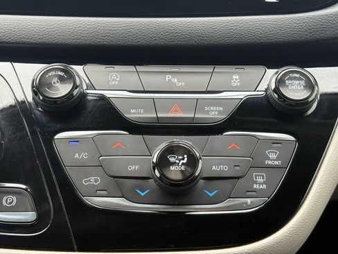 Used 2019 Chrysler Pacifica Touring-L FWD image 16