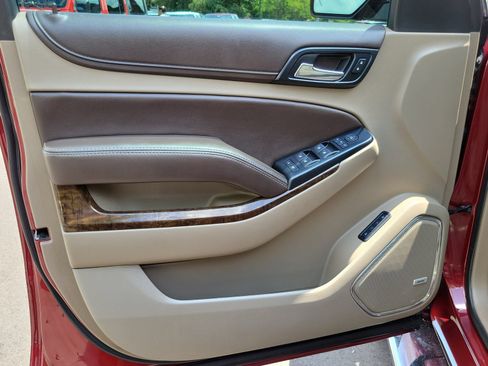 Used 2019 Chevrolet Tahoe LT w/ LT Signature Package AWD/4WD image 7