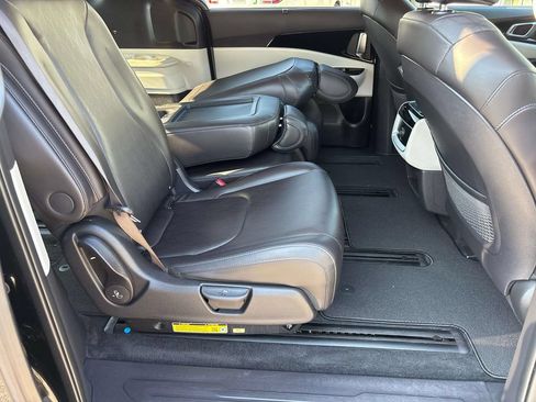 Used 2024 Kia Carnival EX FWD image 18