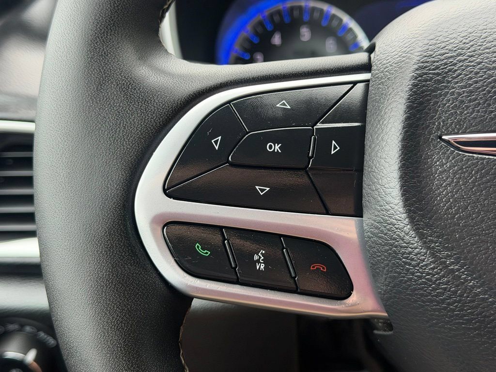 Used 2025 Chrysler Pacifica Select FWD image 18