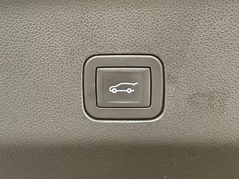 Used 2025 Chevrolet Suburban Z71 image 9