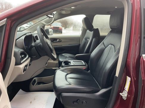 Used 2023 Chrysler Pacifica Touring-L image 8