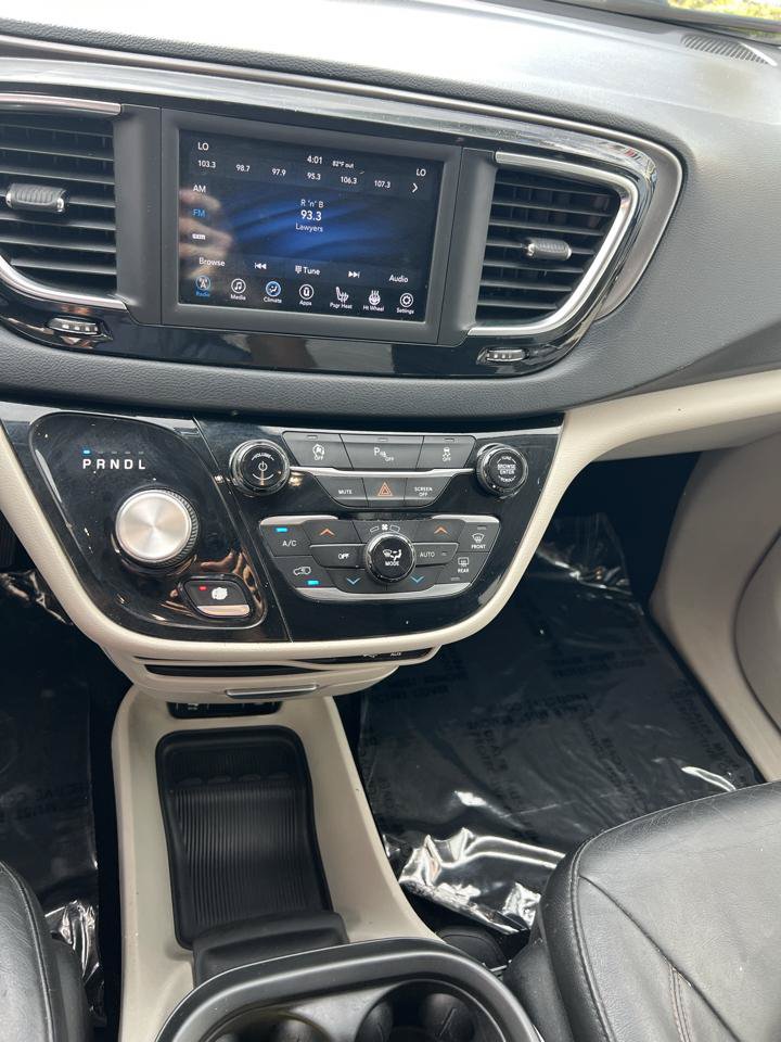 Used 2020 Chrysler Pacifica Touring-L FWD image 14