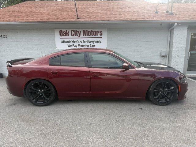 Used 2017 Dodge Charger SE RWD image 4