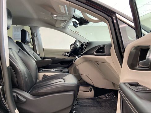 Used 2024 Chrysler Pacifica Touring-L image 17