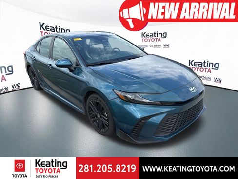 Used 2025 Toyota Camry SE image 1