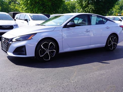 Used 2024 Nissan Altima 2.5 SR FWD image 9