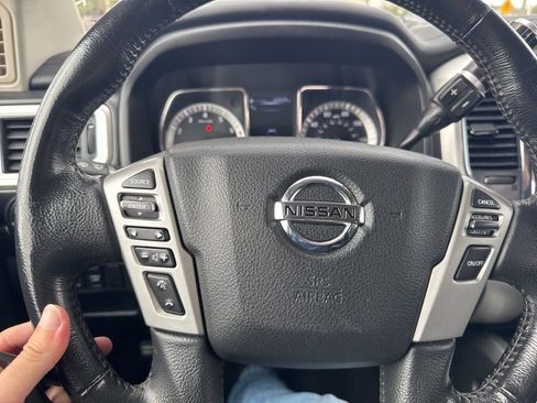 Used 2018 Nissan Titan SV w/ SV Convenience Package RWD image 11
