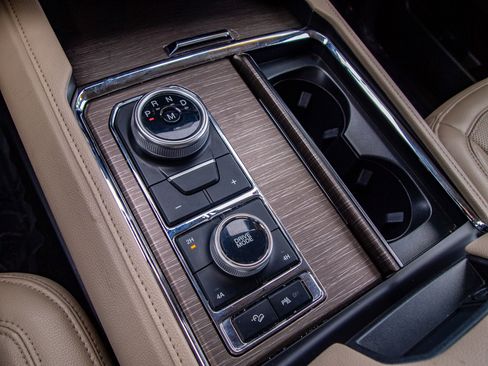 Used 2024 Ford Expedition Max Limited image 18