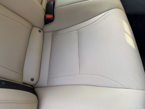 Used 2023 Lexus LS 500 w/ Accessory Package (Z2) RWD image 36