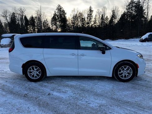 Used 2024 Chrysler Pacifica Touring-L image 6