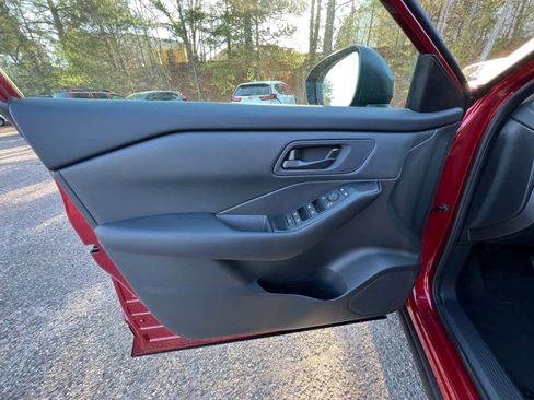 Used 2025 Nissan Rogue S image 18