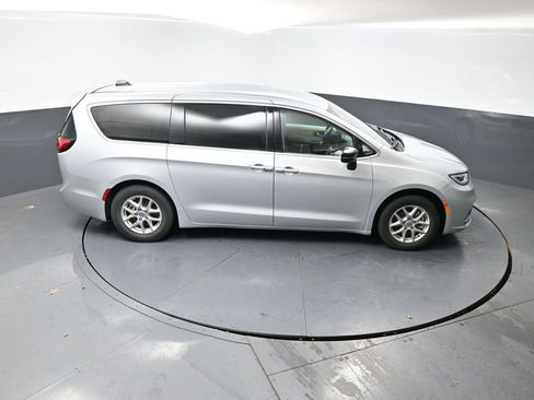 Used 2024 Chrysler Pacifica Touring-L FWD image 39