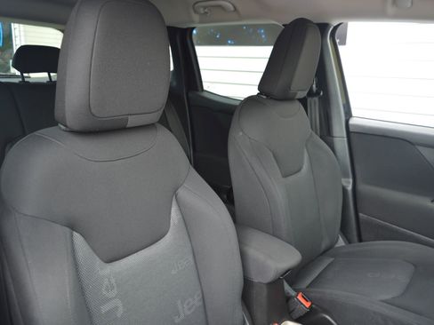 Used 2017 Jeep Renegade Latitude w/ Cold Weather Group AWD/4WD image 18