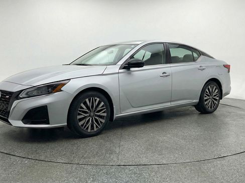 Used 2025 Nissan Altima 2.5 SV image 3