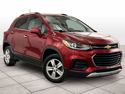 Used 2020 Chevrolet Trax LT w/ LT Convenience Package AWD/4WD image 2