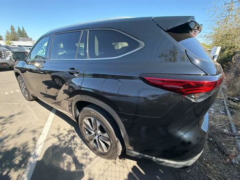 Used 2022 Toyota Highlander XLE FWD image 4