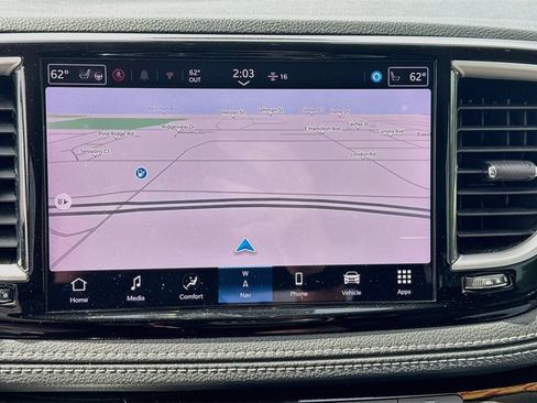 Used 2024 Chrysler Pacifica Limited FWD image 11