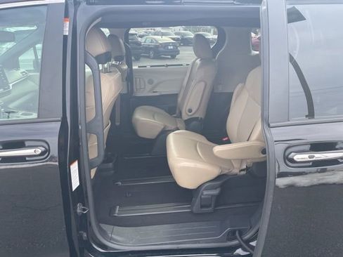 Used 2024 Toyota Sienna XLE image 10