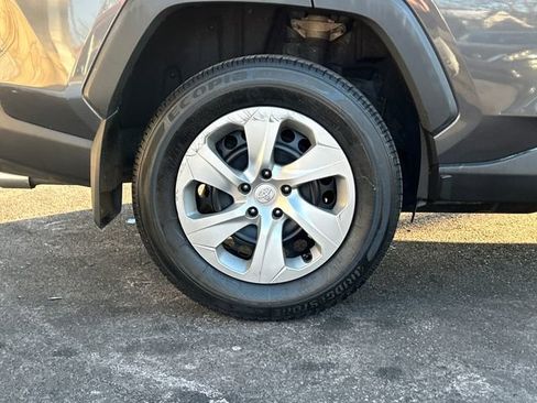 Used 2021 Toyota RAV4 LE image 27