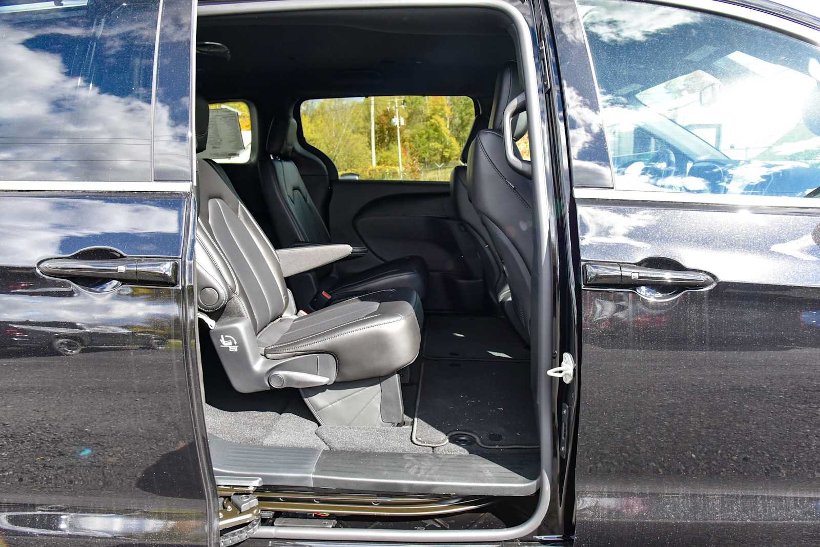 New 2027 Chrysler Pacifica Select w/ Family Tech Group AWD/4WD image 11