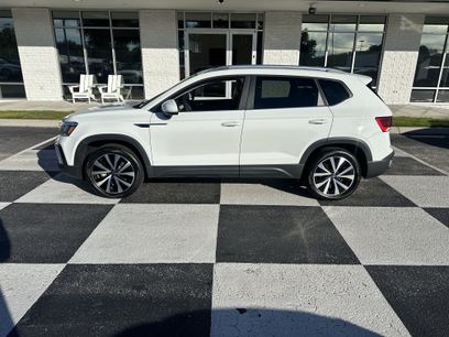Used 2022 Volkswagen Taos SE w/ Panoramic Sunroof Package
