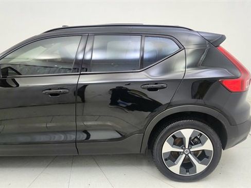 Used 2024 Volvo XC40 B5 Plus image 11