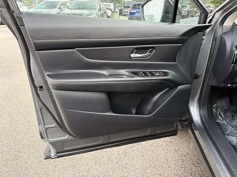 Used 2025 Nissan Murano SV AWD/4WD image 17