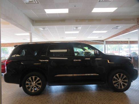 Used 2018 Toyota Sequoia Limited w/ Safety & Convenience Package AWD/4WD image 80