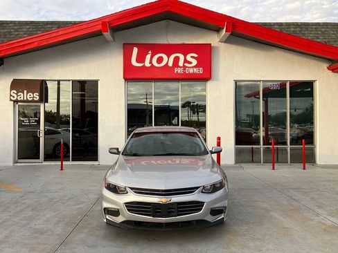 Used 2018 Chevrolet Malibu LT FWD image 1