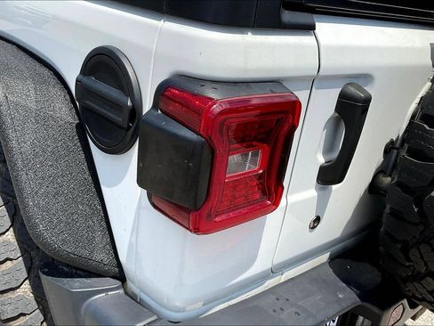 Used 2019 Jeep Wrangler Unlimited Sahara w/ Dual Top Group AWD/4WD image 27