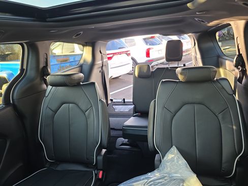 New 2026 Chrysler Pacifica Limited w/ S Appearance Package image 33