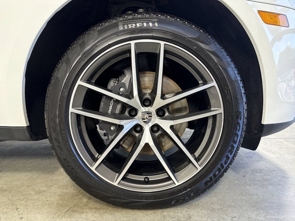 Certified 2025 Porsche Macan AWD/4WD image 15
